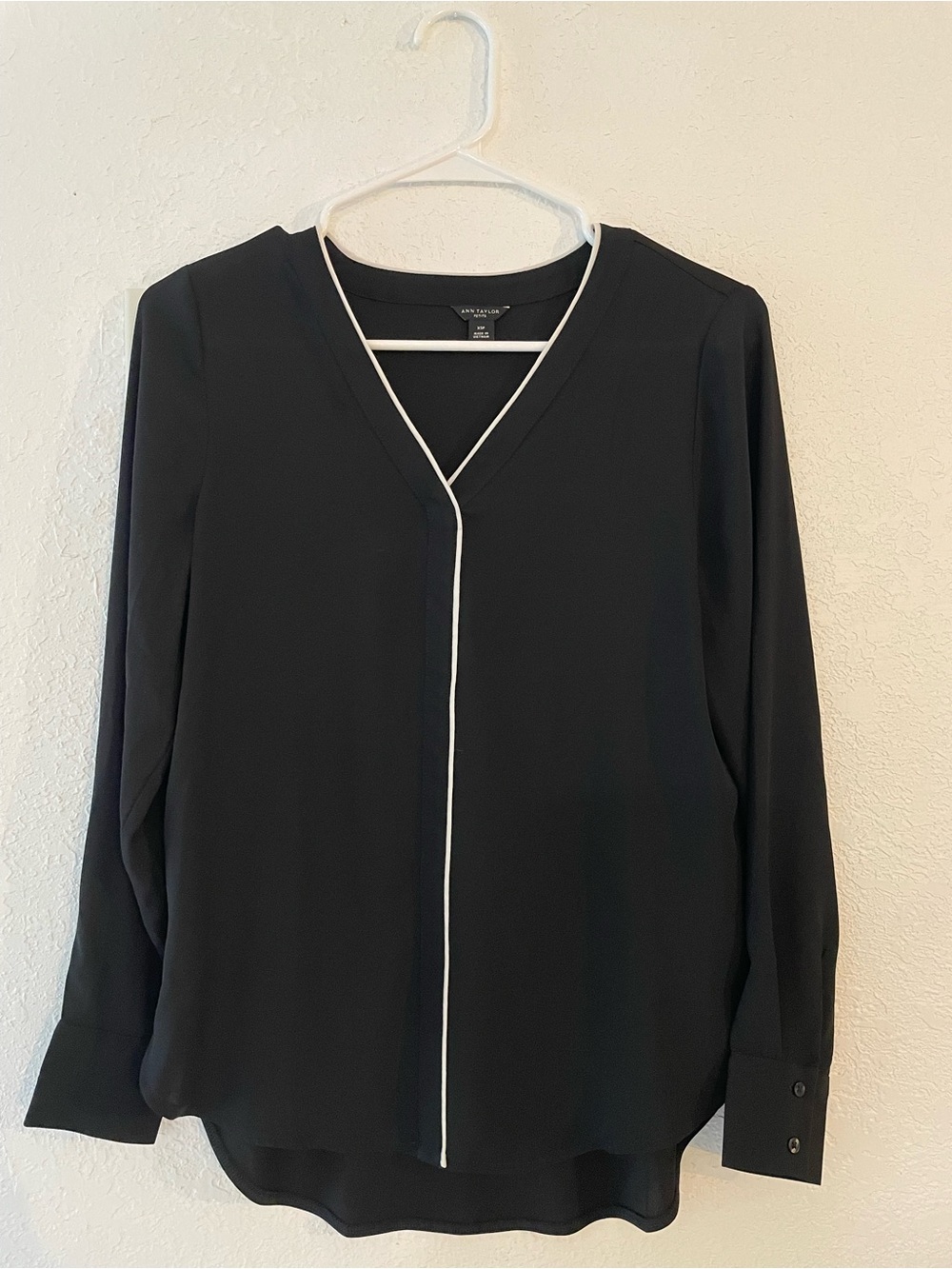 Ann Taylor deep navy V-Neck Blouse with White Piping
